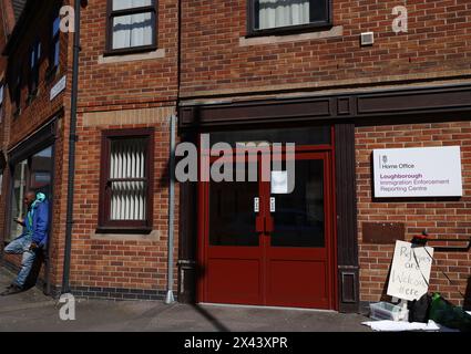 Loughborough, Leicestershire, Großbritannien. 30. April 2024. Ein Mann wartet auf den Eintritt in ein Meldezentrum für Einwanderungsbehörden, während Demonstranten gegen die geplante Deportation von Migranten und Flüchtlingen nach Ruanda protestieren. Credit Darren Staples/Alamy Live News. Stockfoto