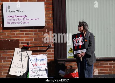 Loughborough, Leicestershire, Großbritannien. 30. April 2024. Ein Demonstrant, der gegen die geplante Deportation von Migranten und Flüchtlingen nach Ruanda demonstriert, steht vor einem Meldezentrum für Einwanderungsbehörden. Credit Darren Staples/Alamy Live News. Stockfoto