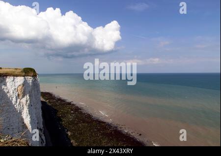 Dramatische Aussicht von der Klippe des Saxon Shore Way, zwischen Kingsdown und St. Margret's Bay, Kent. Stockfoto