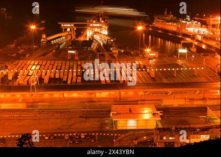 Nächtliches Bild von einem Blick auf den Cross-Channel-Fährhafen im Hafen von Dover mit Auto Ferries, die an den östlichen Docks beladen werden Stockfoto