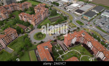 Blick auf Apartmenthäuser und Industriegebiet. San Giuliano Milanese, Lombardei, Italien. 04.2024. Stockfoto