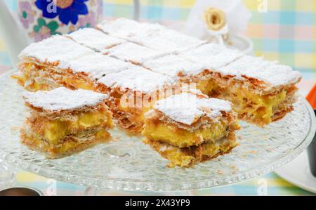 Klassischer Napoleon- oder Millefeuille-Kuchen auf Fußplatte. Stockfoto