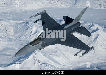 Ein F-16-Kampffalke der US Air Force, der dem 354th Fighter Wing, Eielson Air Force Base, Alaska, zugeordnet ist, fliegt über die Joint Pacific-Alaska Range C Stockfoto