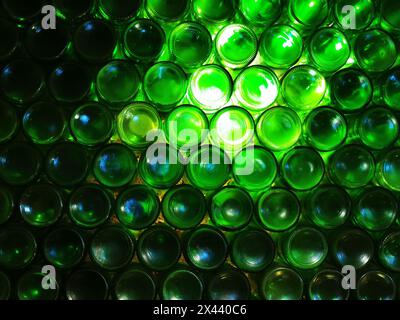 Abstrakte grüne Glasstruktur aus Flaschen Stockfoto