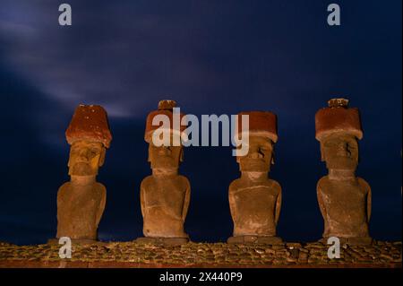Blick auf den Moai von Anakena bei Nacht. Rapa Nui, Osterinsel, Chile Stockfoto
