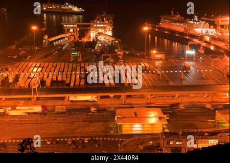 Nächtliches Bild von einem Blick auf den Cross-Channel-Fährhafen im Hafen von Dover mit Auto Ferries, die an den östlichen Docks beladen werden Stockfoto