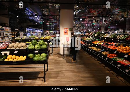 MPREIS Supermarkt - Discounter in Innsbruck, Tirol, Österreich. M PREIS ist eine österreichische Supermarktkette im Salzburger Land, Kärnten, Vorarlberg, Tirol und Südtirol. Das Unternehmen wurde im Jahr 1920 von Therese Moelk gegründet. Als GmbH wurde M PREIS 1974 gegründet und betreibt über 250 Märkte sowie rund 160 Baguette-Bistros bzw Cafe - Niederlassungen. Zum Unternehmen gehört auch ein Bäckerei-Produktionsbetrieb und eine Metzgerei mit Wursterzeugung. Firmensitz und Logistikzentrum mit Lager und eigenem Fuhrpark befinden sich in Völs, in der Nähe von Innsbruck *** MPREIS Supermarkt Disco Stockfoto