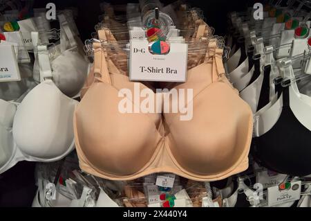 Primark Fashion in Innsbruck, Österreich. Primark ist ein international tätiger Textil-Discounter mit Hauptsitz in Dublin in der Republik Irland. In Primark-Filialen, die in der Regel mehrere Tausend Quadratmeter Verkaufsfläche bieten, werden Textilien, Schuhe und Accessoires für Damen, Herren und Kinder sowie Artikel für den Wohnbedarf und Kosmetik zu niedrigen Preisen verkauft. Foto: T-Shirt BH, Büstenhalter bzw BH *** Primark Fashion in Innsbruck, Österreich Primark ist ein international tätiger Discount-Bekleidungshändler mit Hauptsitz in Dublin in der Republik Irland Primark Stores, die in der Regel nicht in der Nähe von Primark Stores sind Stockfoto