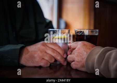 Zwei Gläser Getränk von zwei Freunden an der Bar, die auf einem Holztisch tosten Stockfoto
