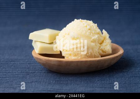 Eine Schaufel weißes Schokoladeneis in Holzschüsseln als Sommerdessert Stockfoto