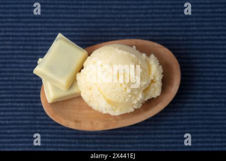 Frische Schaufel hausgemachter weißer Schokoladeneis mit Schokoladenstückchen von oben Stockfoto