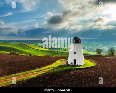 Sonnenuntergang von Devon Windmill über Feldern und Farmen von einer Drohne, Torquay, Devon, England Stockfoto