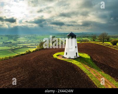 Sonnenuntergang von Devon Windmill über Feldern und Farmen von einer Drohne, Torquay, Devon, England Stockfoto