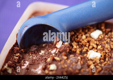 Eislöffel in hausgemachtem Rocky Road-Eis mit Schokoladeneis und Marshmallows Stockfoto