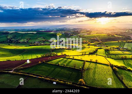 Sonnenuntergang von Devon Windmill über Feldern und Farmen von einer Drohne, Torquay, Devon, England Stockfoto