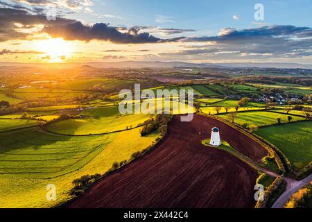 Sonnenuntergang von Devon Windmill über Feldern und Farmen von einer Drohne, Torquay, Devon, England Stockfoto