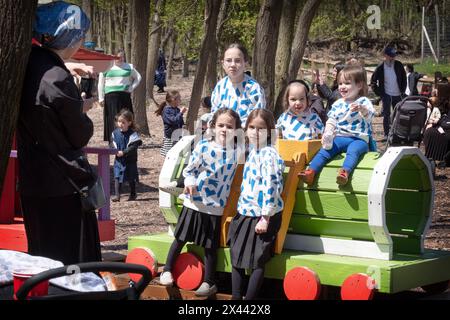 Eine chassidische jüdische Familie mit Kindern, die identische Oberteile tragen, posieren für ein Foto während des Pessach. Auf einer Farm im Rockland County. Stockfoto