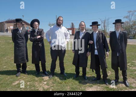 Ein posiertes Foto von 7 orthodoxen jüdischen Jungen aus der Satmarer chassidischen Dynastie. Im Freien in Kiryas Joel, Rockland County, New York. Stockfoto