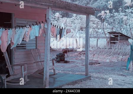 Ein Infrarotbild typischer Bauernhäuser auf den kleinen Plantagen in und um Vinales, Kuba Stockfoto