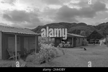 Ein Infrarotbild von Bauernhäusern auf einer kleinen Plantage in der Landschaft des Vinales Valley, Vinales, Kuba Stockfoto