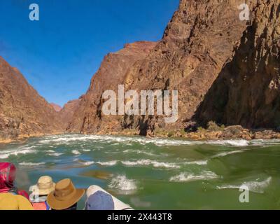 USA, Arizona, Grand Canyon Nationalpark. Auf dem Colorado River nähern sich Stromschnellen im Floß. Stockfoto