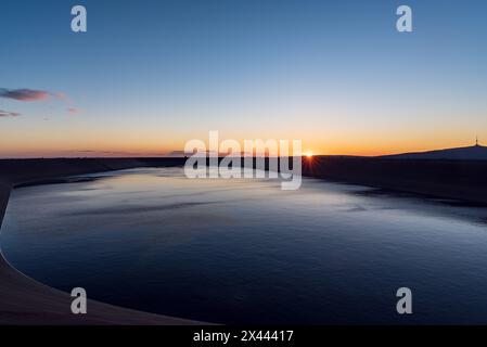 Sonnenaufgang auf Dlouhe Strane mit Praded Hügel im Hintergrund in Jeseniky Bergen in Tschechien Stockfoto