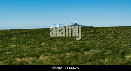 Wir wurden am wunderschönen Sommertag vom Vysoka-Loch-Hügel in den Jeseniky-Bergen in Tschechien gepriesen Stockfoto