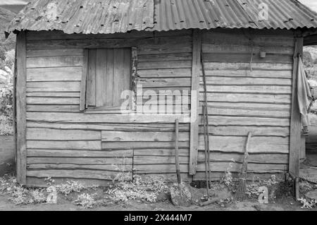 Ein Infrarotbild eines typischen einfachen Bauernhauses auf den kleineren Plantagen in und um Vinales, Kuba Stockfoto