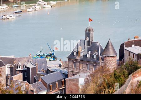 Le Tréport, Frankreich - 11. September 2020: Das alte Rathaus hat eine wunderschöne Fassade aus Feuerstein und Ziegelstein, die mit einem Pfefferturm (eine Treppe aus dem 19. Jahrhundert) geschmückt ist Stockfoto