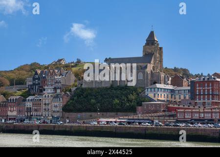 Le Tréport, Frankreich - September 11 2020: Die Kirche Saint-Jacques ist eine katholische Kirche, die in der zweiten Hälfte des 16. Jahrhunderts auf dem Hügel Ove erbaut wurde Stockfoto