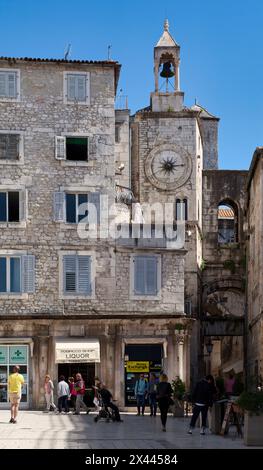 Split, Kroatien - 16. April 2019: Der Glockenturm unter der Uhr (kroatisch: Zvonik Ispod ure) neben dem Eisernen Tor (kroatisch: Željezna vrata). Stockfoto