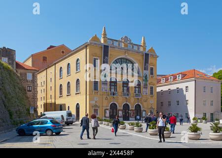 Split, Kroatien, 17. April 2019: Das Kroatische Nationaltheater (kroatisch Hrvatsko narodno kazalište) ist ein 1893 eröffnetes Theater. Das Theater Stockfoto