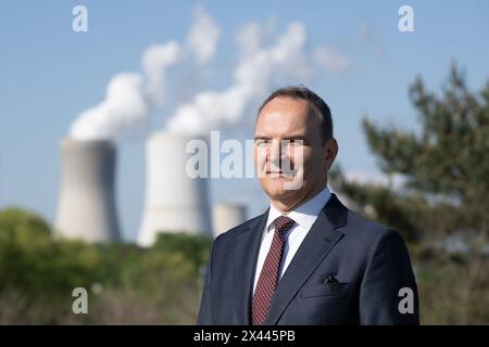 30. April 2024, Sachsen, Boxberg: Tomas David, stellvertretender Vorsitzender der EP Power Europe, nimmt an der Eröffnung einer Photovoltaikanlage (PV-Park) vor dem Kraftwerk Boxberg Teil. Der Park ist Teil der Leag Gigawatt Factory. Foto: Sebastian Kahnert/dpa Stockfoto