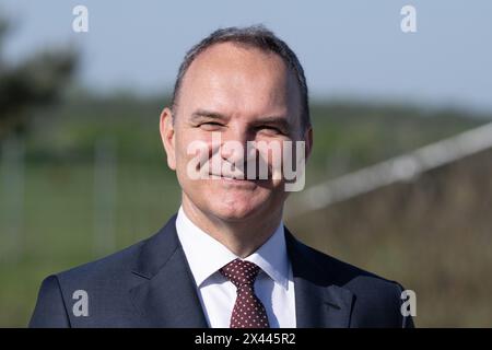 30. April 2024, Sachsen, Boxberg: Tomas David, stellvertretender Vorsitzender der EP Power Europe, nimmt an der Eröffnung einer Photovoltaikanlage (PV-Park) vor dem Kraftwerk Boxberg Teil. Der Park ist Teil der Leag Gigawatt Factory. Foto: Sebastian Kahnert/dpa Stockfoto