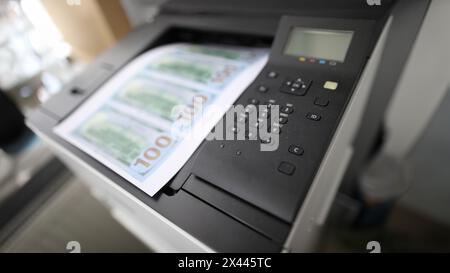Blatt Papier auf einem Drucker mit gefälschten Dollars gedruckt Stockfoto