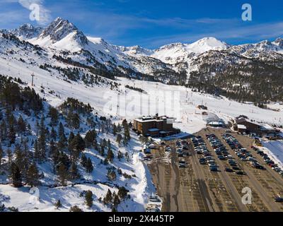 Blick aus der Vogelperspektive auf einen Parkplatz in einem Skigebiet mit Bergkulisse im Hintergrund, Grau Roig, Encamp, Andorra, Pyrenäen Stockfoto