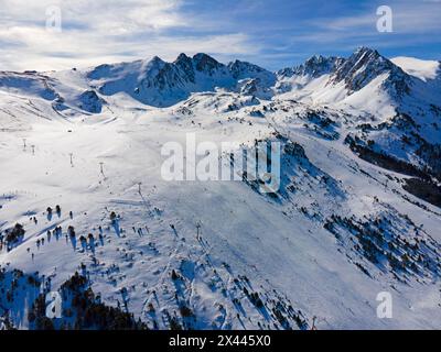 Aus der Vogelperspektive auf ein schneebedecktes Skigebiet mit Bergen im Hintergrund, Grau Roig, Encamp, Andorra, Pyrenäen Stockfoto