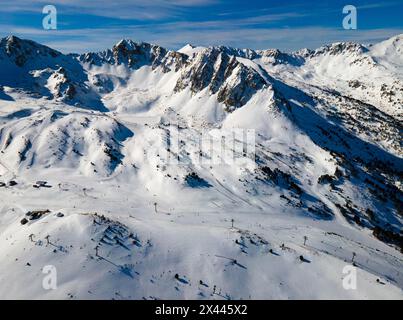 Panoramablick auf die schneebedeckten Berge mit Skiliften, Grau Roig, Encamp, Andorra, Pyrenäen Stockfoto