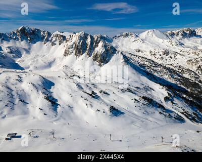 Blick auf die Skipisten in einem alpinen Resort mit schneebedeckten Pisten, Grau Roig, Encamp, Andorra, Pyrenäen Stockfoto