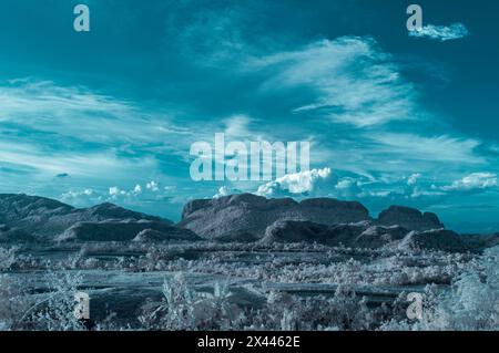 Ein Infrarot-Landschaftsbild mit Blick über das Vinales-Tal und auf die dramatische Karstlandschaft. In Der Nähe Von Vinales, Kuba. Stockfoto