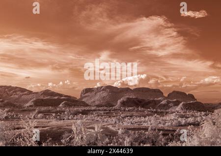 Ein Infrarot-Landschaftsbild mit Blick über das Vinales-Tal und auf die dramatische Karstlandschaft. In Der Nähe Von Vinales, Kuba. Stockfoto