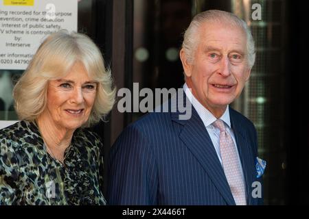 London, England, Großbritannien. April 2024 30. KÖNIG KARL III. Besucht in Begleitung von KÖNIGIN CAMILLA das Macmillan Cancer Centre des University College Hospital, als er offiziell wieder zu öffentlichen Aufgaben zurückkehrt, nachdem er sich Zeit genommen hat, um sich auf seine Krebsbehandlung zu konzentrieren. (Kreditbild: © Thomas Krych/ZUMA Press Wire) NUR REDAKTIONELLE VERWENDUNG! Nicht für kommerzielle ZWECKE! Stockfoto