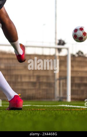 Fußballspieler Füße laufen mit dem Ball vor dem Feld. Spieler Füße mit dem Ball, der ein Tor erzielt. Fußballspieler auf dem Spielfeld, der mit läuft Stockfoto