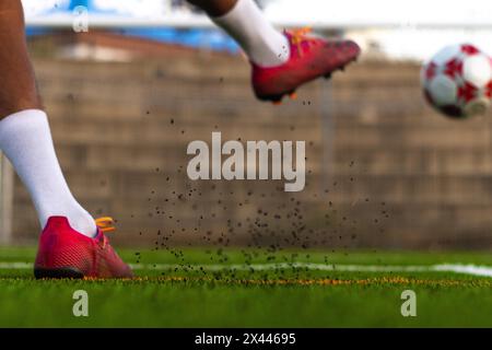 Spieler Füße mit dem Ball, der ein Tor erzielt. Fußballspieler auf dem Spielfeld, der mit dem Ball läuft. Fußballspieler Füße laufen mit dem Ball vor Stockfoto