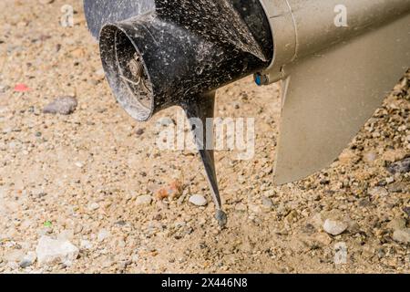 Nahaufnahme der schwarzen Propeller- und Ruderwelle des Außenbordmotors, die in Südkorea zum Antrieb kleiner Boote verwendet wurde Stockfoto