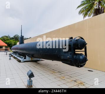 Japaner bauten zwei-Mann-U-Boote mit Blick auf Torpedoröhren, die vor einer Betonmauer in einem öffentlichen Park in Guam ausgestellt wurden Stockfoto