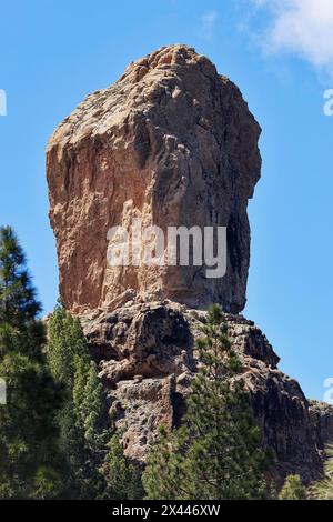 Mächtiger Basaltfelsen Roque Nublo, auch bekannt als Wolkenfelsen, Wahrzeichen und höchster Punkt der Insel Gran Canaria, Kanarische Inseln, Spanien Stockfoto