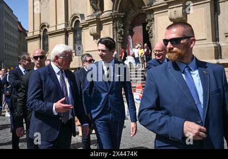 Prag, Tschechische Republik. April 2024 30. Bundespräsident Frank-Walter Steinmeier und Schauspieler Sabin Tambrea spazieren durch das jüdische Viertel. Anlass der Reise ist der Beitritt der Tschechischen Republik zur EU vor 20 Jahren. Quelle: Britta Pedersen/dpa/Alamy Live News Stockfoto