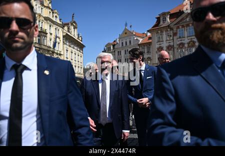 Prag, Tschechische Republik. April 2024 30. Bundespräsident Frank-Walter Steinmeier und Schauspieler Sabin Tambrea spazieren durch das jüdische Viertel. Anlass der Reise ist der Beitritt der Tschechischen Republik zur EU vor 20 Jahren. Quelle: Britta Pedersen/dpa/Alamy Live News Stockfoto