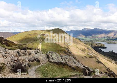 Cat Bells mit Skiddaw Beyond, Blick vom Maiden Moor Path, Lake District, Cumbria, Großbritannien Stockfoto